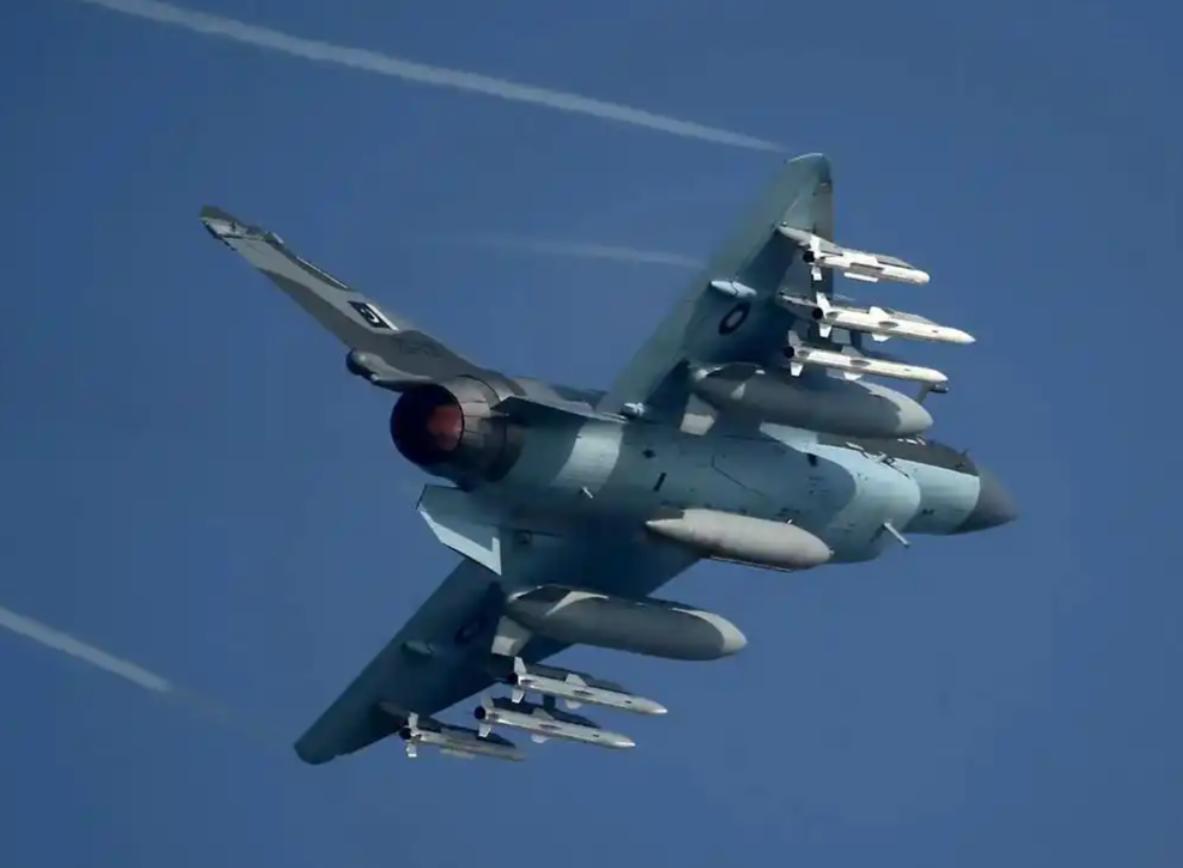 歼-10CE/枭龙，很可能在接下来的一到两个月内，与F-16/F-15，甚至是F