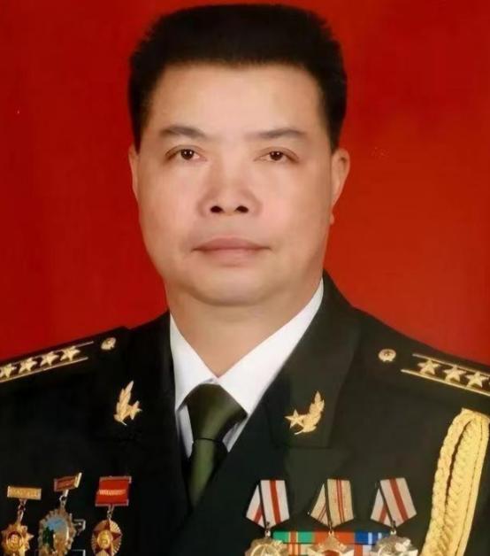 1985年侦察兵隆志勇化妆执行任务时不幸暴露，敌人在他背后开了一枪，隆志勇应声而