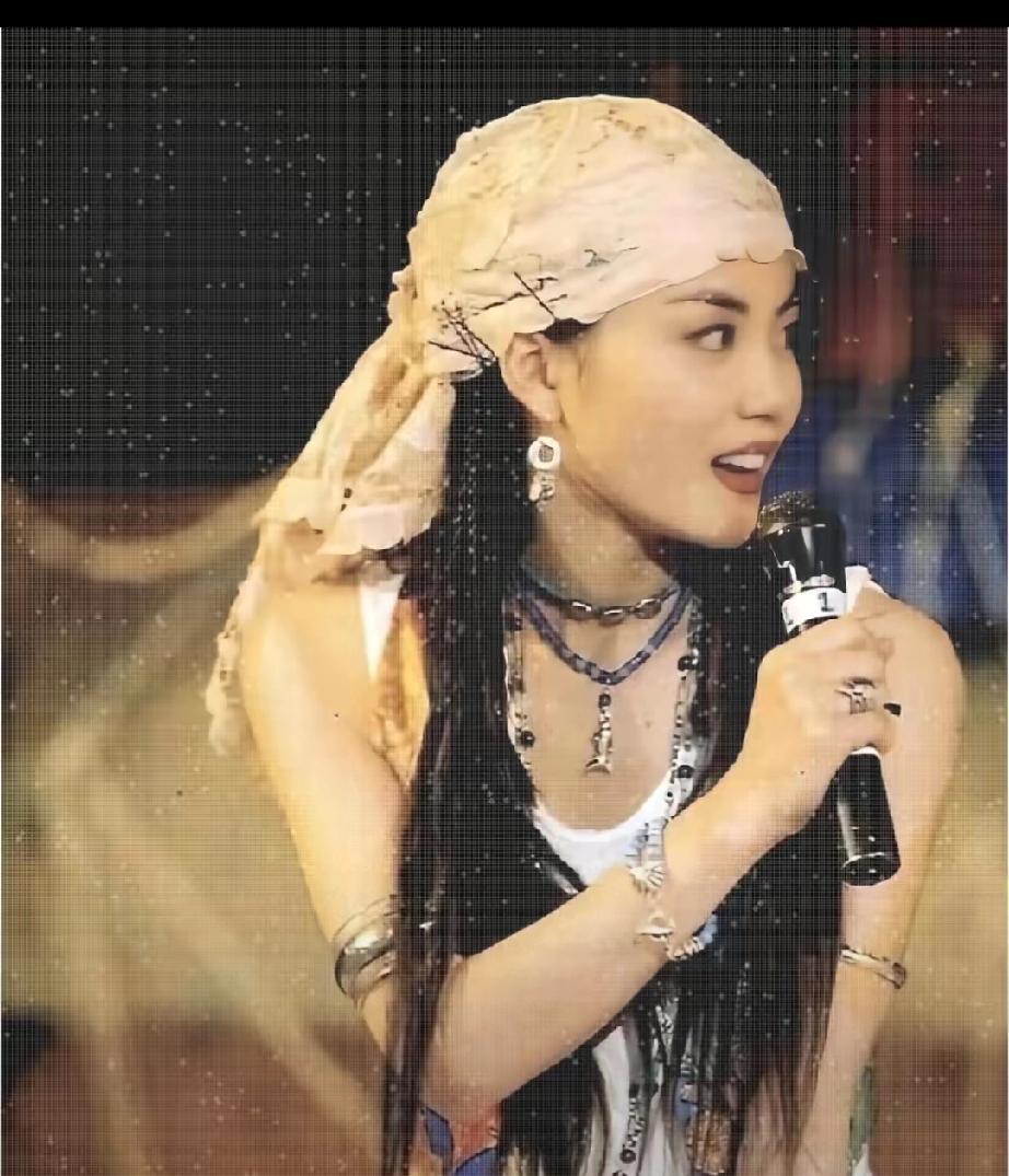 你衣柜里80%的衣服，都在降低你的档次。这不是危言耸听。王菲在巴黎时装周，套