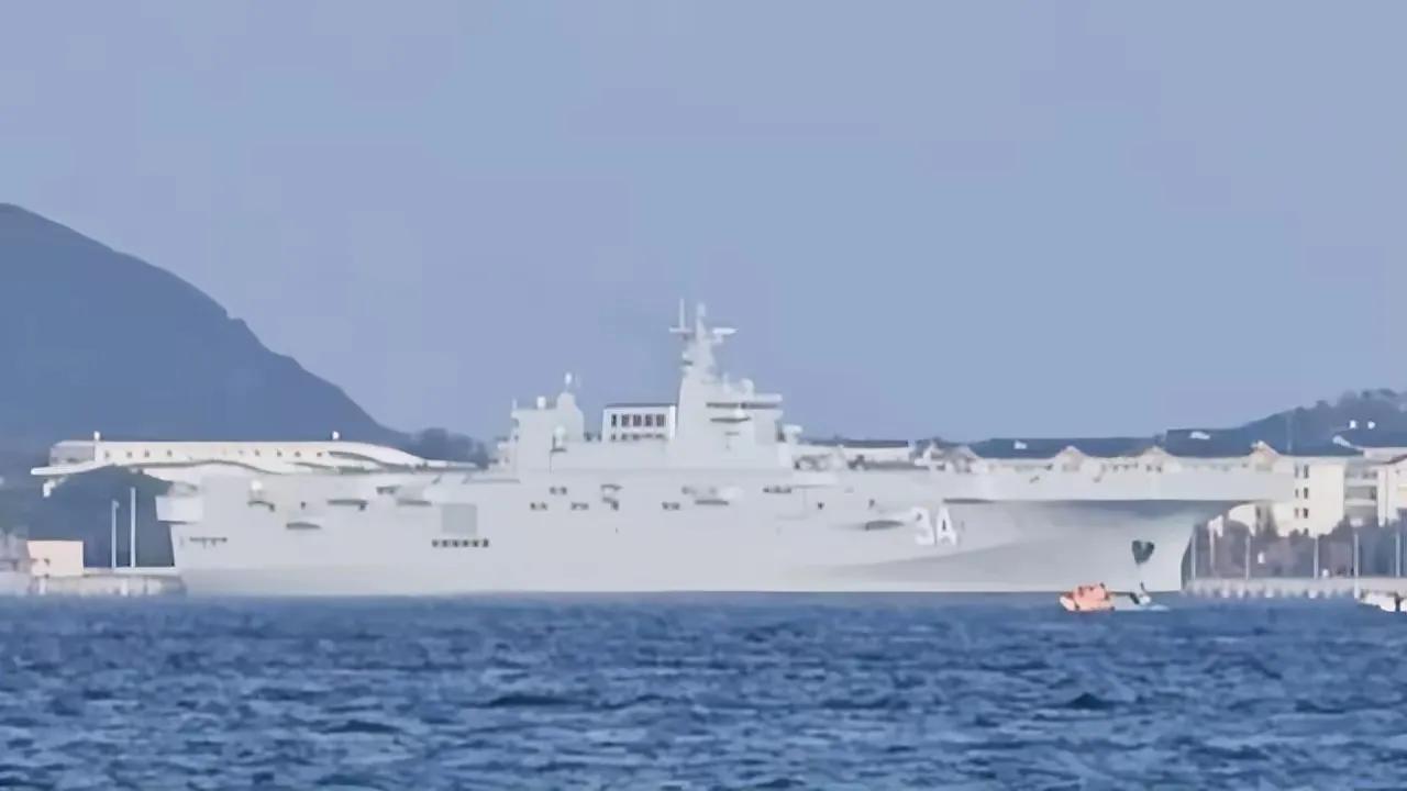 中国海军第四艘4万吨级大舰海试，湖北网友准备好了吗？日前，一艘舰体刷上了舷号3