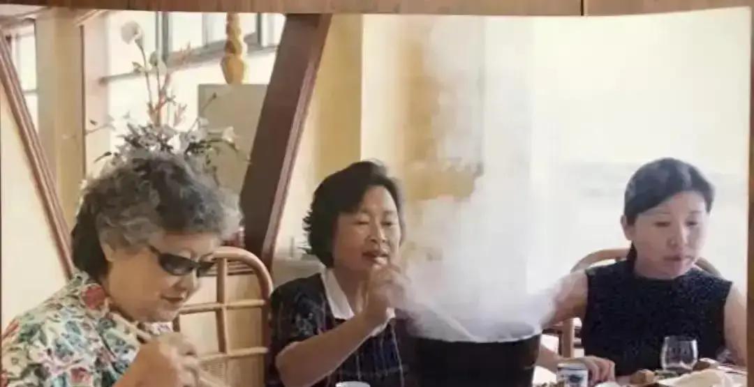 69岁，她还在纽约涮火锅筷子夹起一片薄羊肉，在滚汤里晃三圈，蘸满麻酱，香菜