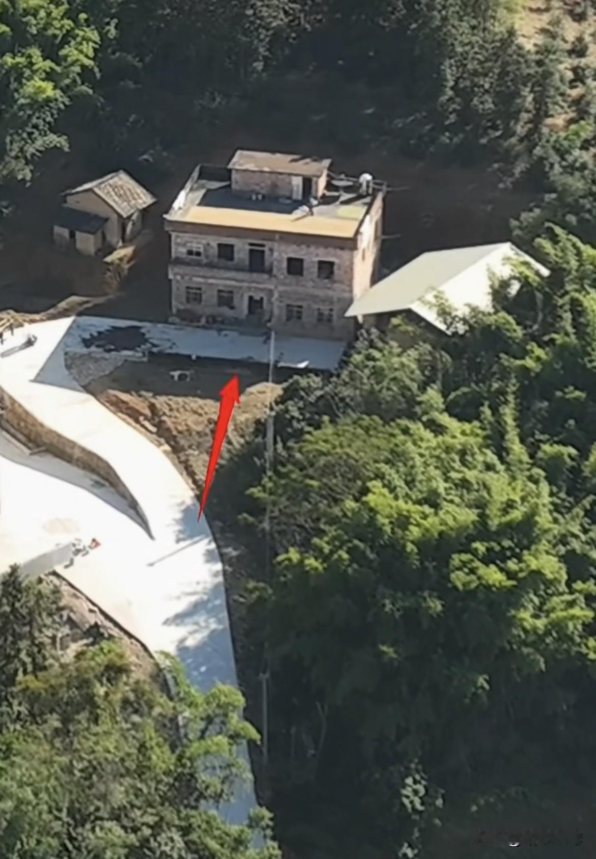 这户人家明明可以修直路到家🏠的，但是他非要绕个弯，为何要这样修路呢⁉️你