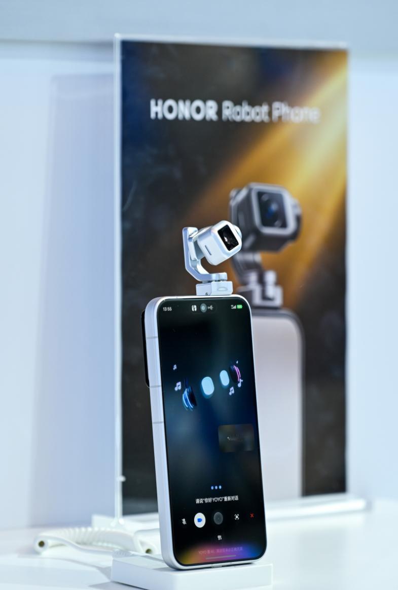 最近两天荣耀RobotPhone确实火出圈，这个机子确实打破我们的认知，原本我