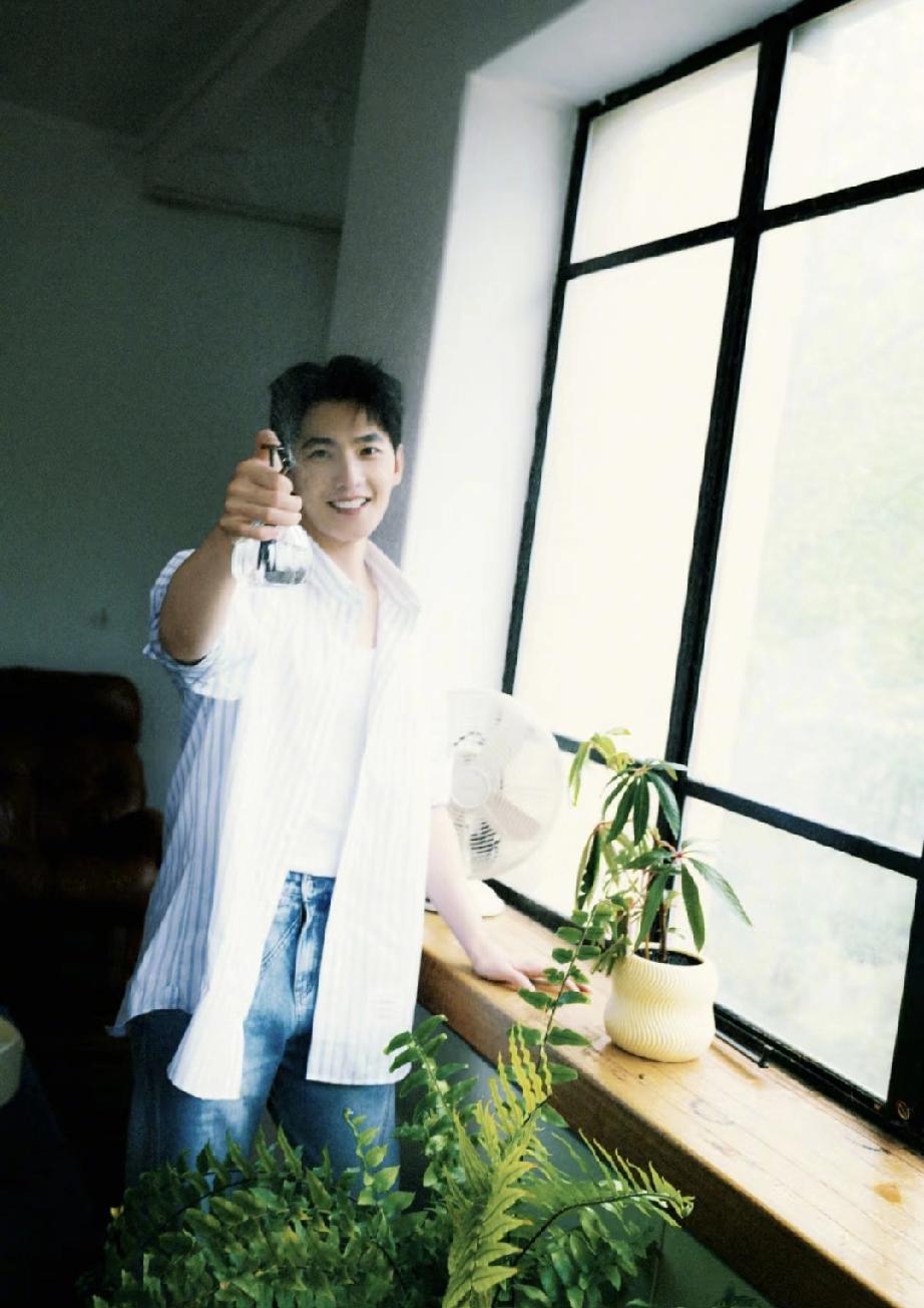 男明星🚬上热搜，一堆女生骂，说🚬的男明星都臭臭的[呲牙笑]女明星🚬上