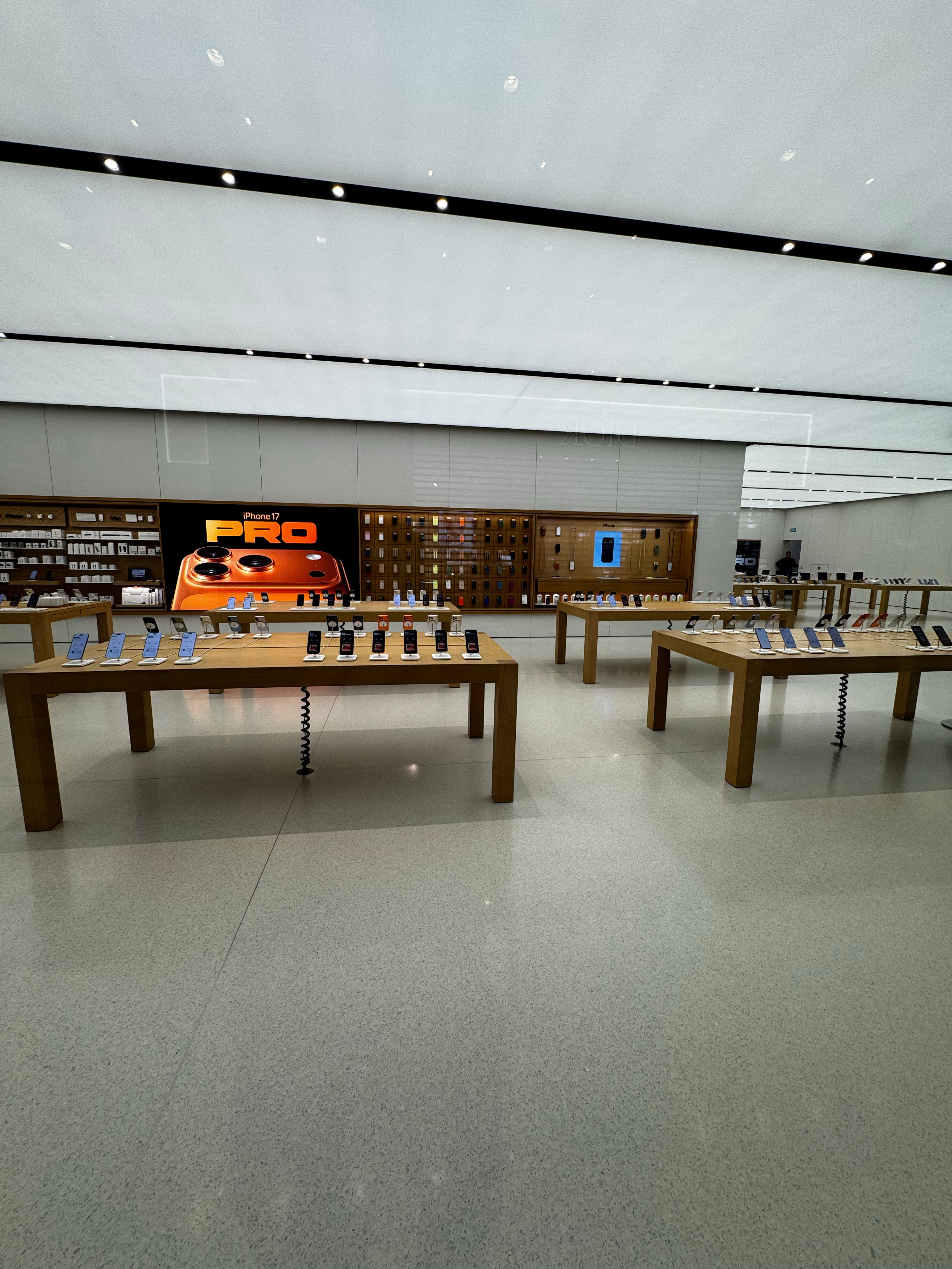 iPhone17Pro系列橙色、蓝色最丑银色比之前的白色更丑，手感偏大，摸起来