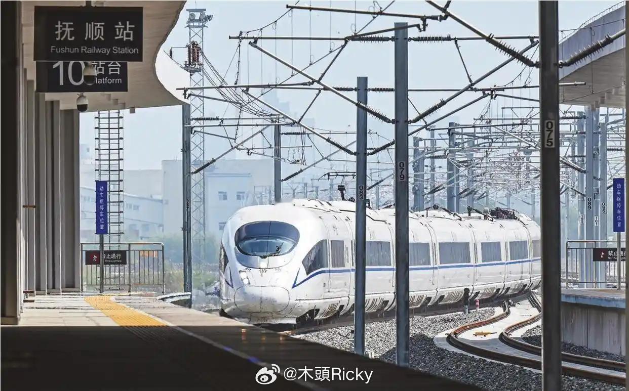 9月28日，沈白高铁开通运营，抚顺正式迈入高铁时代。2003年，全国第一条高铁线