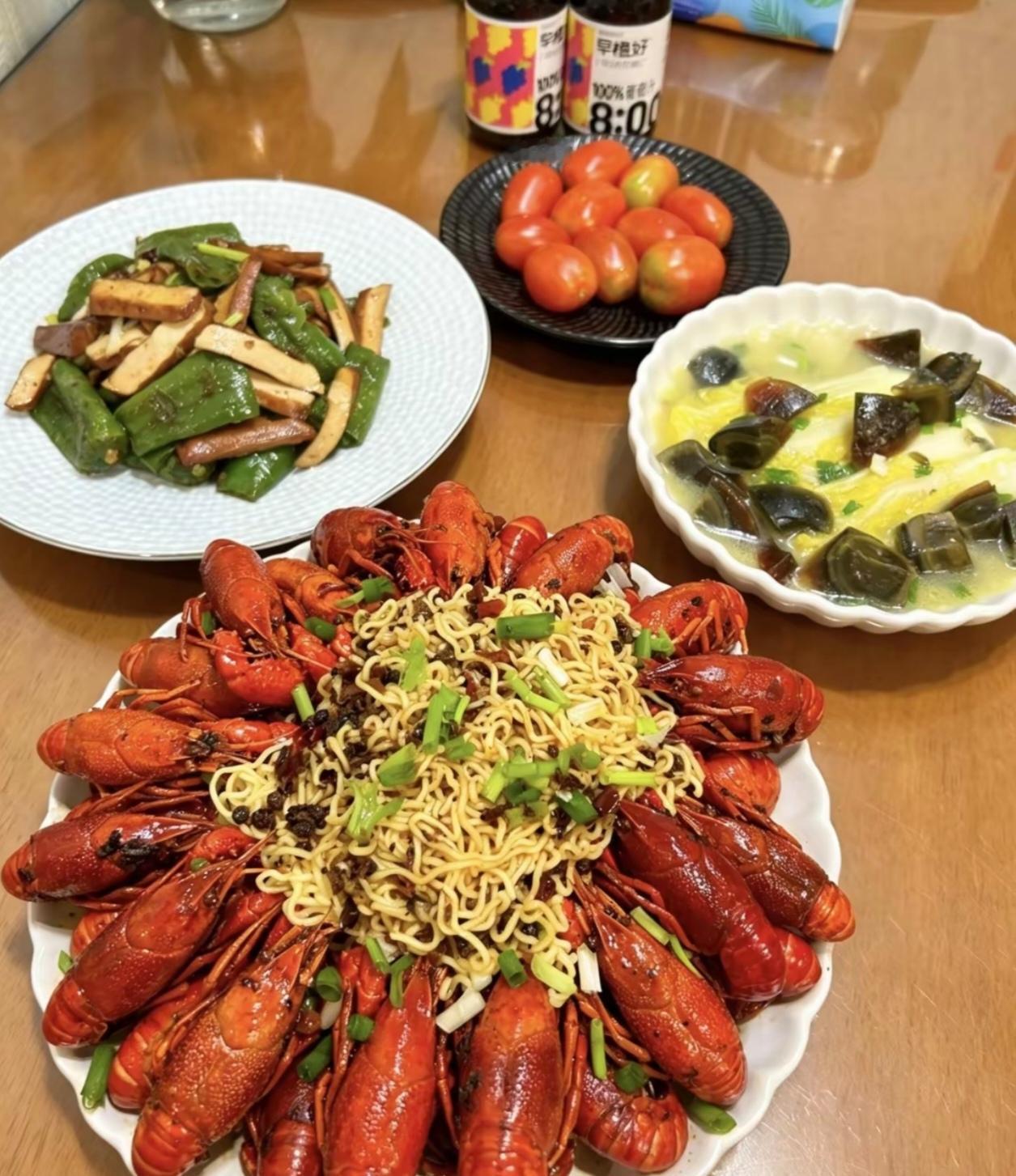 我有一位浙江的朋友，是公司的管理层。几年前她的丈夫因病离世，她独自带着两个孩子