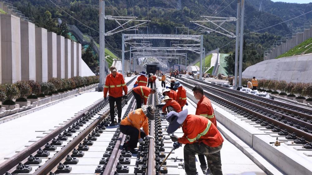 按照铁路建设价格来计算，每公里成本是1.8亿到2亿元，左权到长治是162公里，计