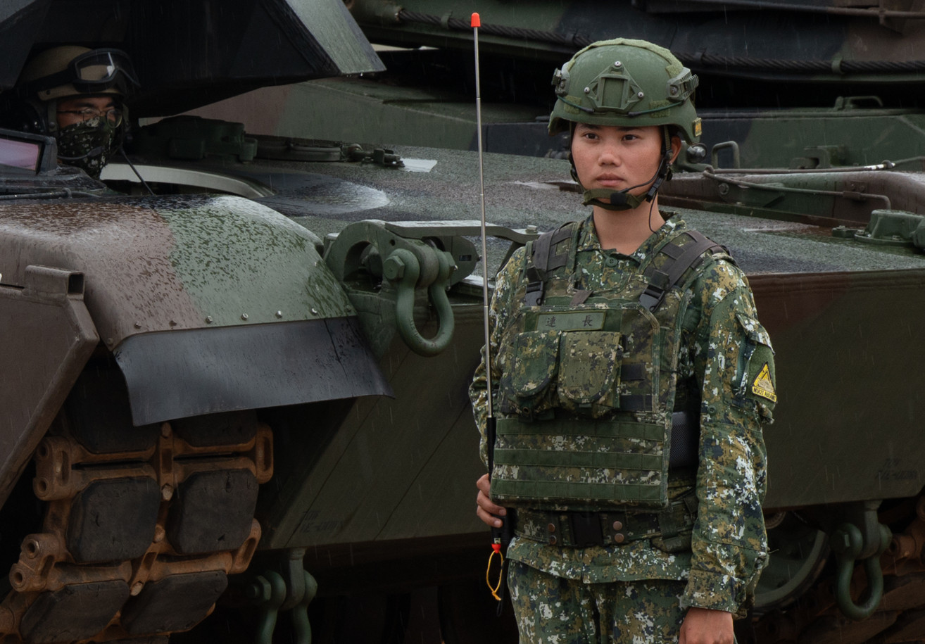 每天认识一件兵器中国台湾M1A2T坦克部队女连长、驾驶员和车长​​​