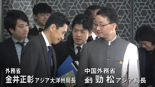 中日司局级会谈结束后，日本媒体报道的配图都很有意思，要么是日方局长低头，要么是我
