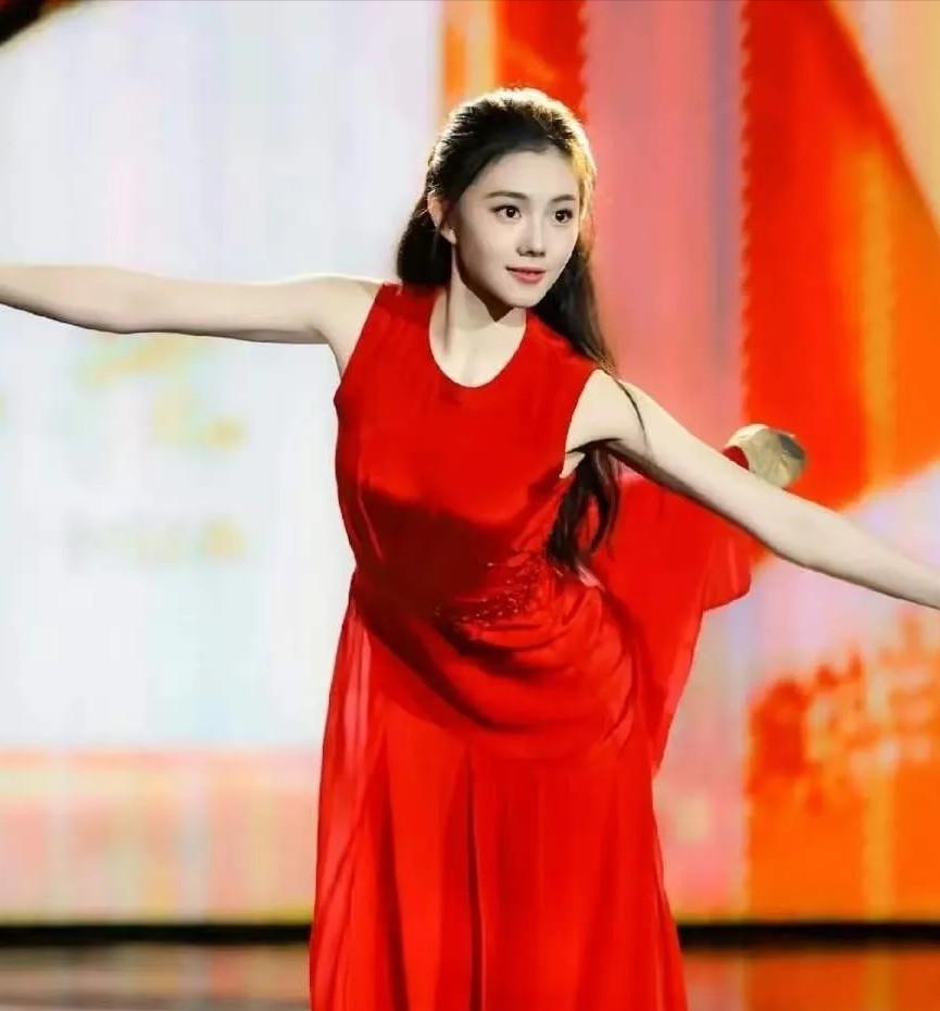 估计这几天不少网友为之感慨，不是因为百花奖结果揭晓，而是百花奖开幕式舞台上刘浩存