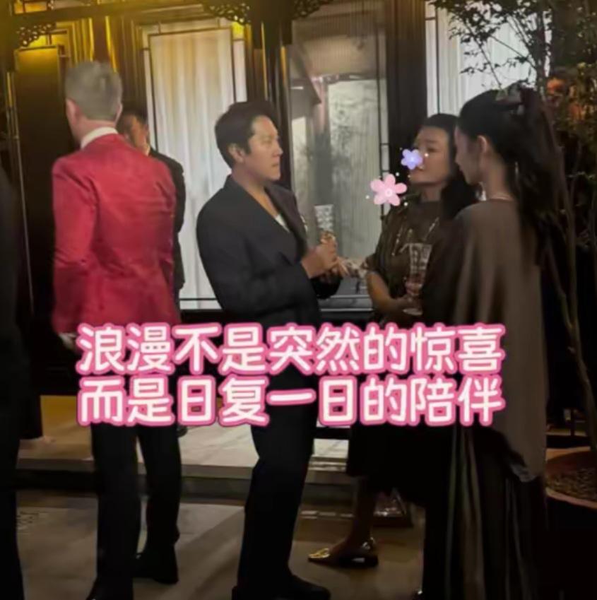 张兰带着马筱梅出席高端局，婆媳关系一如既往的好。看看张兰和谁在那交谈呢，对，是蔡