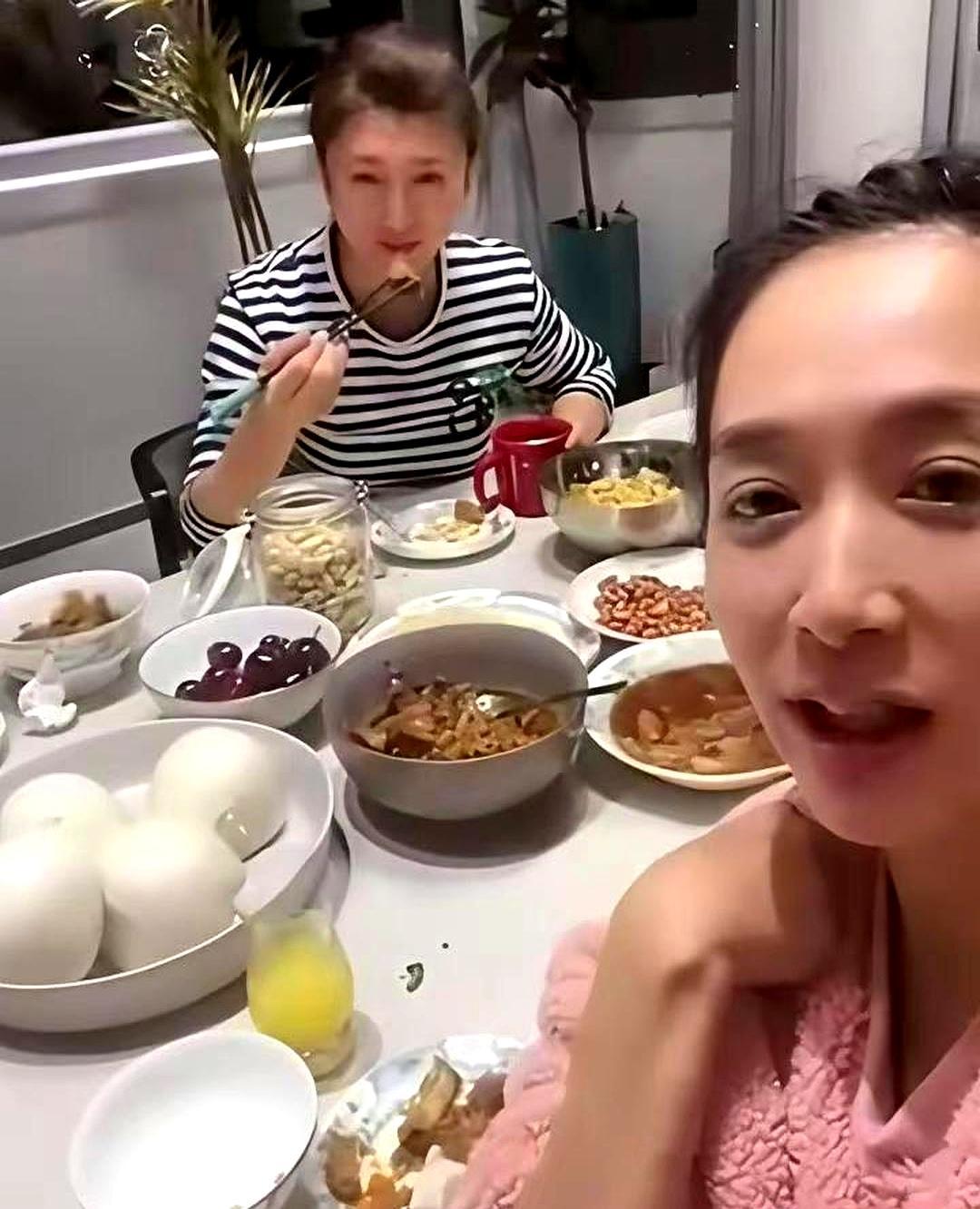 闫学晶端起饭碗大口嚼肉，那个平时像长在王芳身边的王为念却凭空消失了。你绝对以为娱