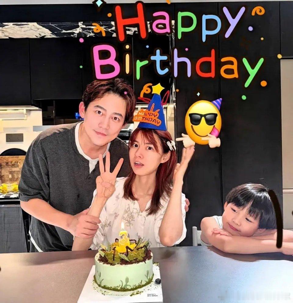 原来苏醒比廖语辰大11岁啊！廖语辰过30岁生日，难得发了和苏醒的合照，旁边还有5