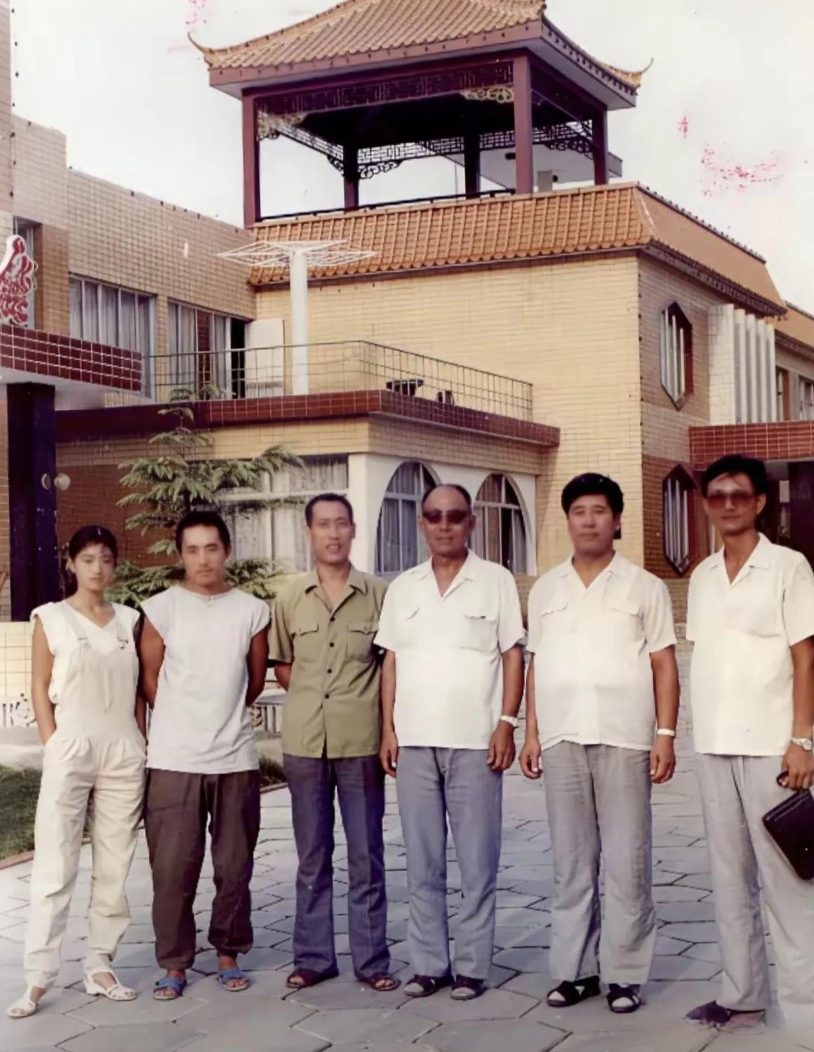 1988年这张老照片，藏着多少时代印记！巩俐一身连体裤，青涩里透着利落，小