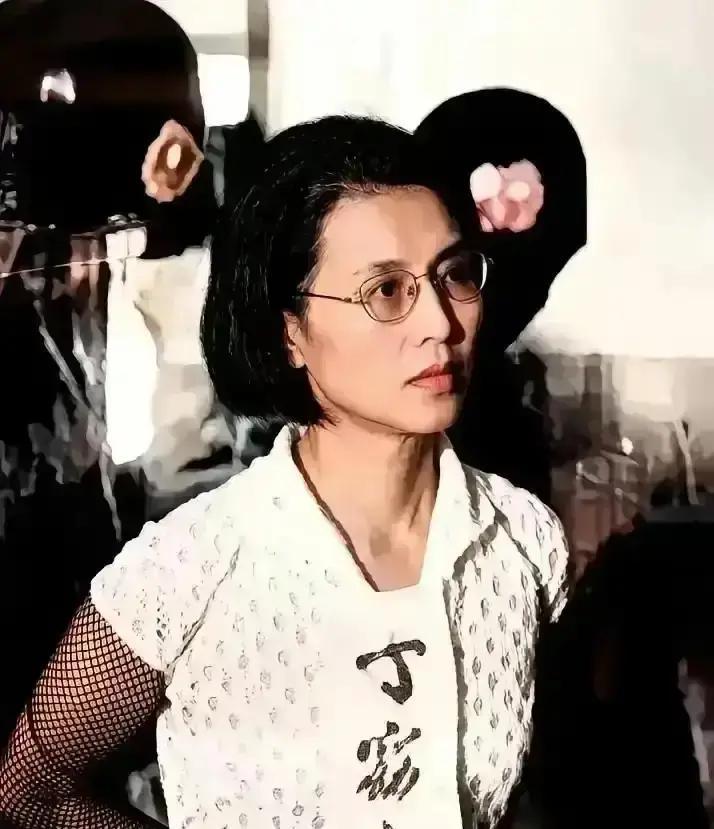 1956年，28岁女子丁窈窕被押赴刑场枪决，临刑前留下一张眼神坚毅的照片！她本是