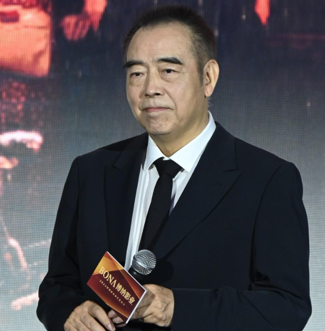 陈凯歌和妻子陈红有两个儿子大儿子叫陈雨昂，小儿子叫陈飞宇，兄弟俩不管是长相还是