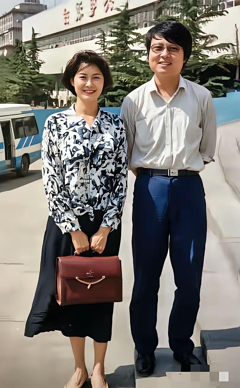 这张照片的二个人是谁，听说只有60以下才认识，能全部都叫出名字的说明这个人很厉害