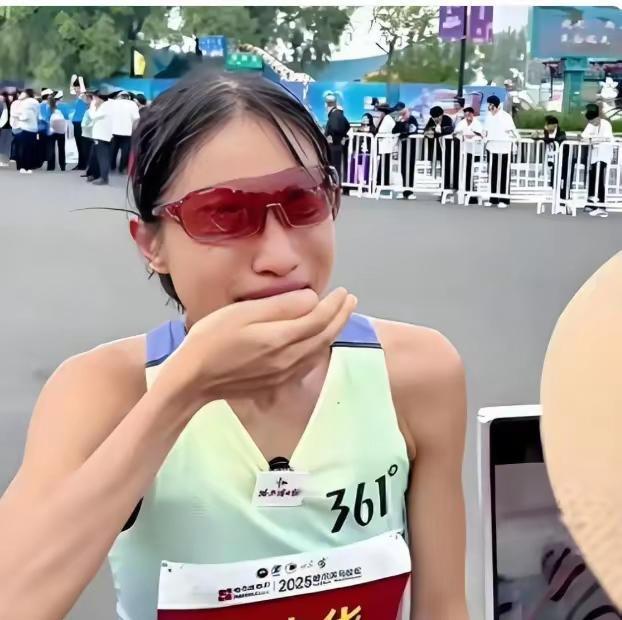 “最快女护士”被单位处罚了。就是那个希望领导能调休支持跑马拉松的护士张水华。这