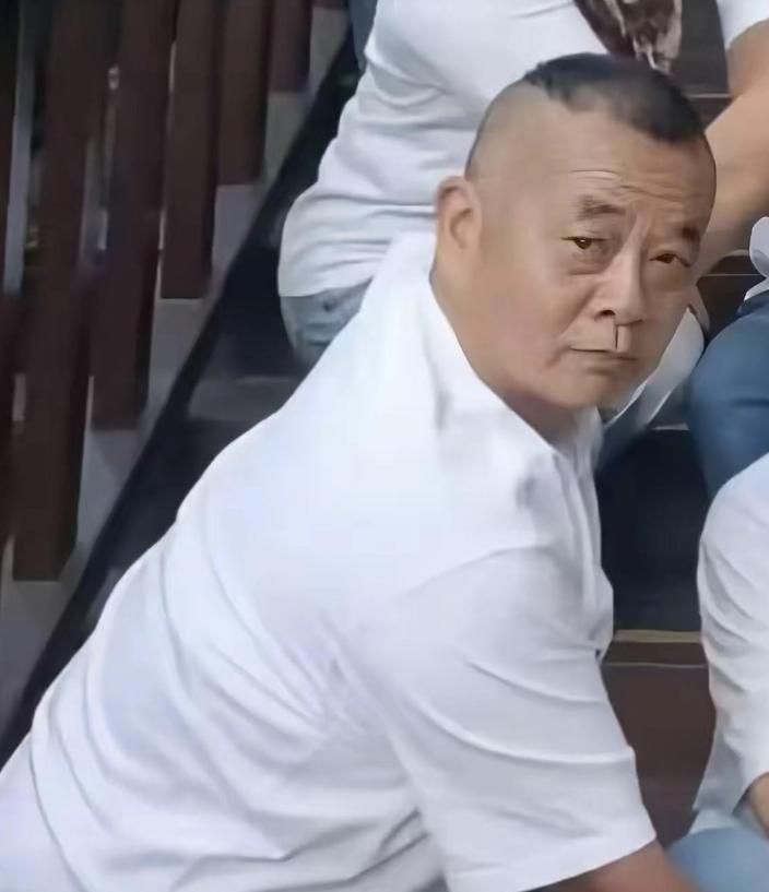 8月6日，新疆伊宁市伊美臻选酒店的负责人马女士做了一个决定——把酒店大门口的监控