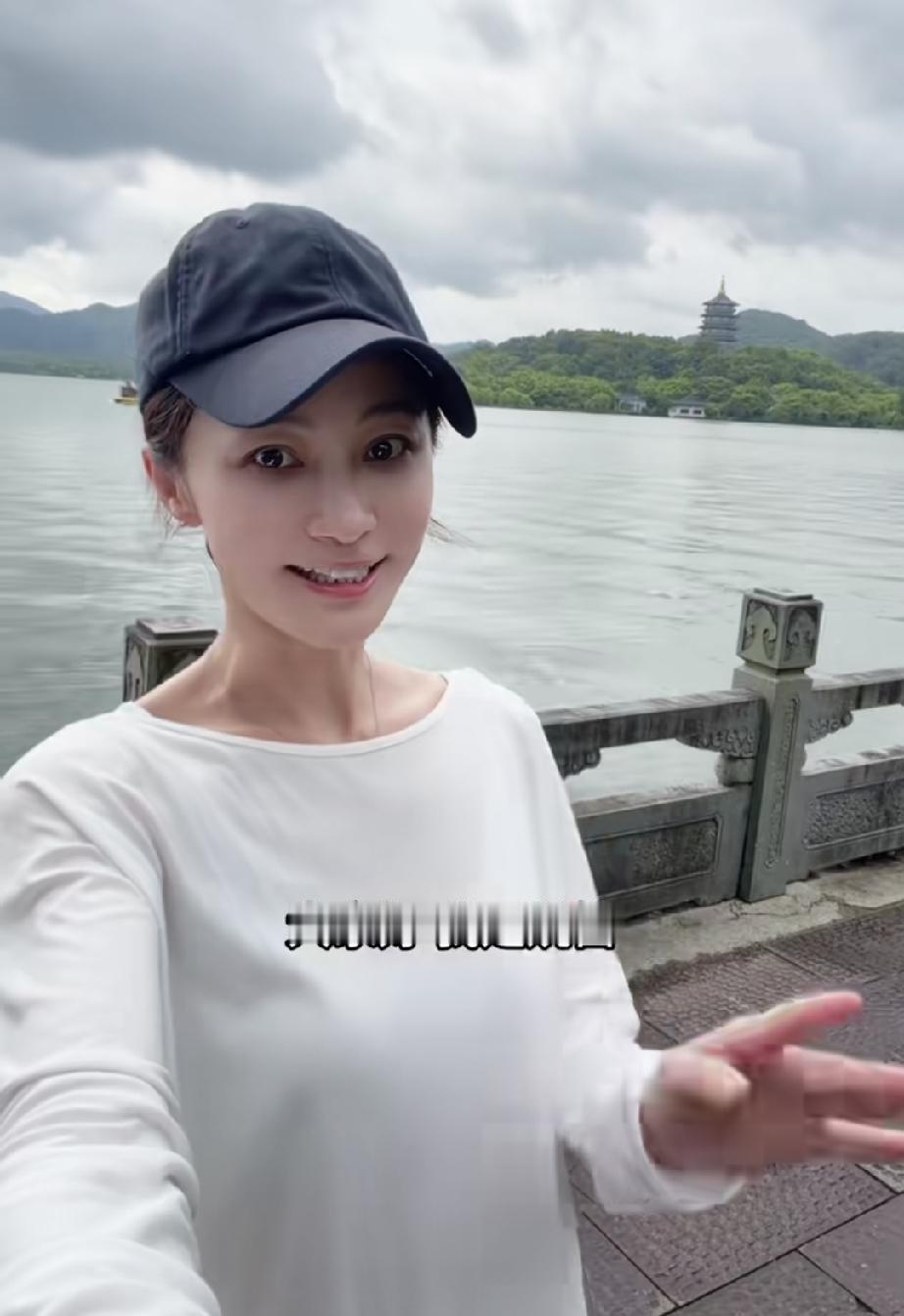 姚笛又老又瘦，说话还口齿不清！姚笛说：晴西湖不如雨西湖，那她就专门大阴天去西湖转