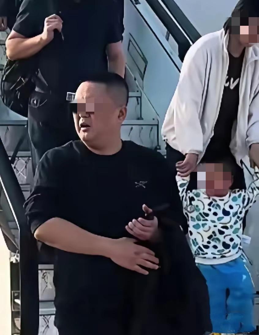 看网传照片欧某某神情紧绷自带戾气，谁也想不到一点小磕碰，就闹出让乘务员下跪的风
