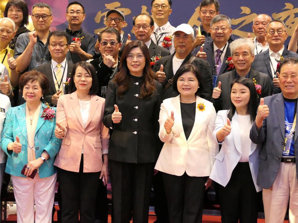 郑丽文现身“云林人之夜”，穿着中山装大谈孙中山精神国民党主席郑丽文9日出席云林
