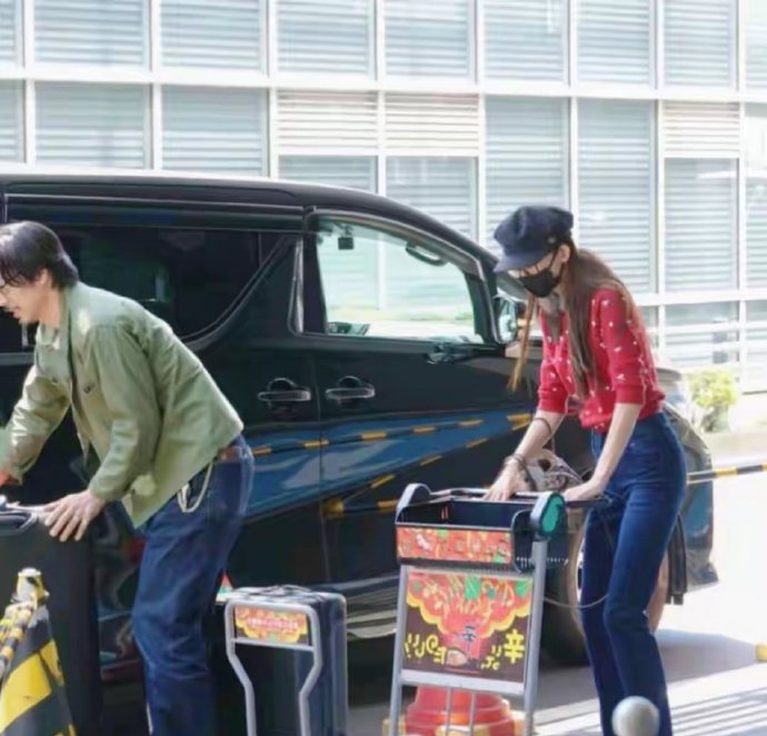 51岁林志玲和老公黑泽良平现身东京机场，林志玲又瘦又高夫妻甜蜜​​​