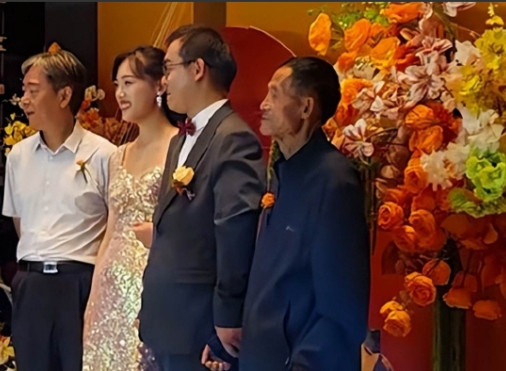 这个新郎火了！”2024年，南京，男子在城里举办婚礼，农村父亲在台上神色紧张，男
