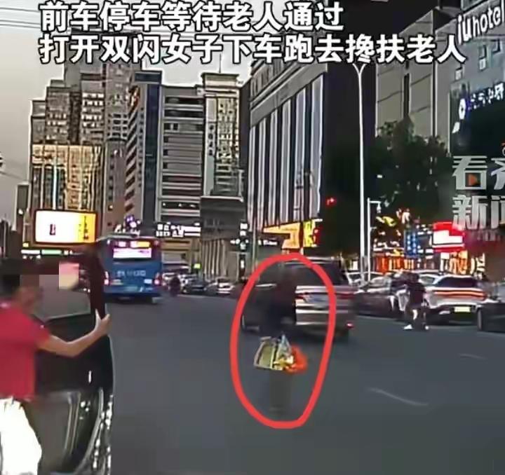 不能亏待老实人！甘肃，9月12日早高峰，车流呼呼的主干道上，一位佝偻老人提着