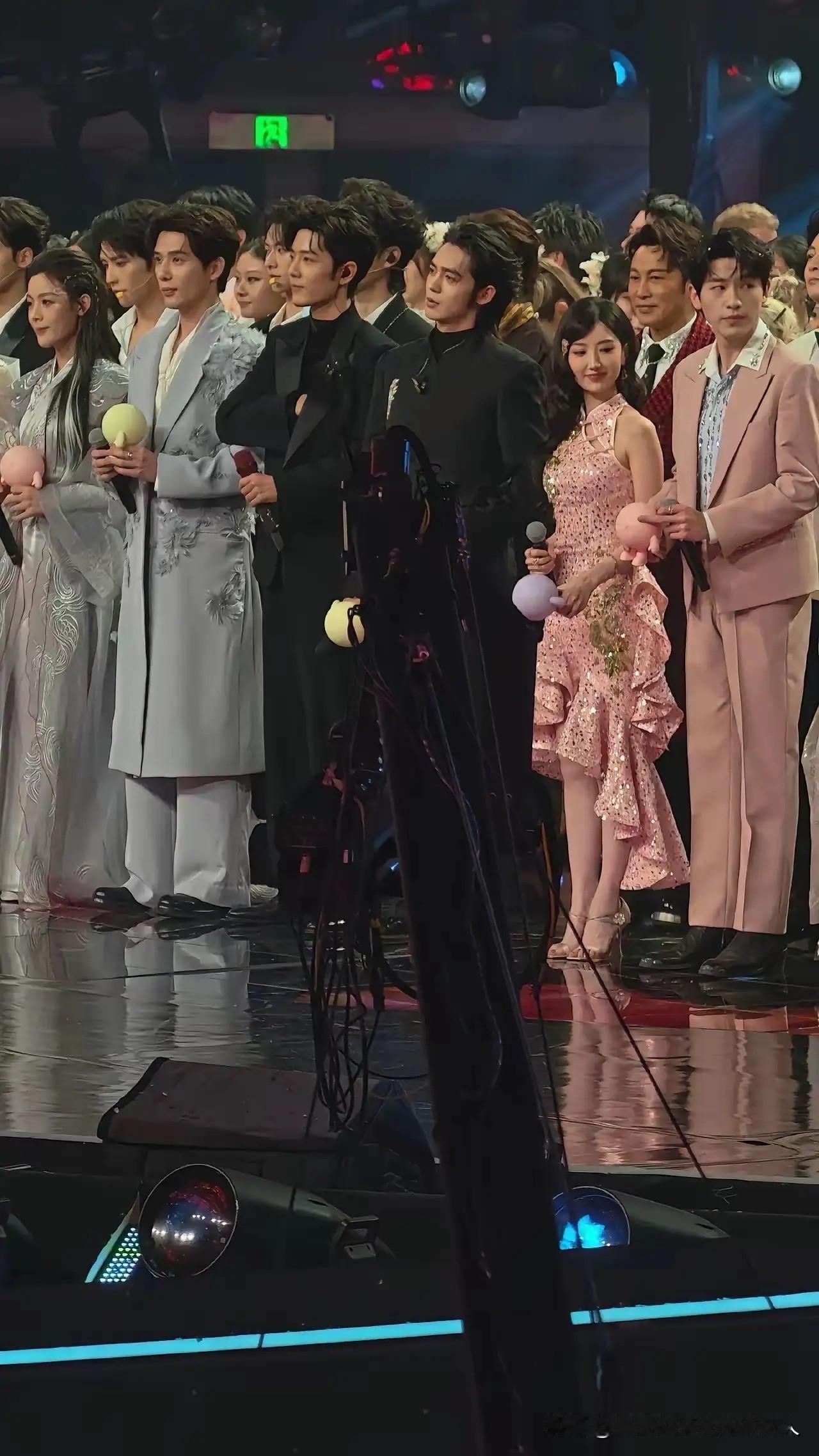 现在的男明星发型真是让人审美疲劳，清一色的油头、寸头，看似整齐划一，实则千篇一律