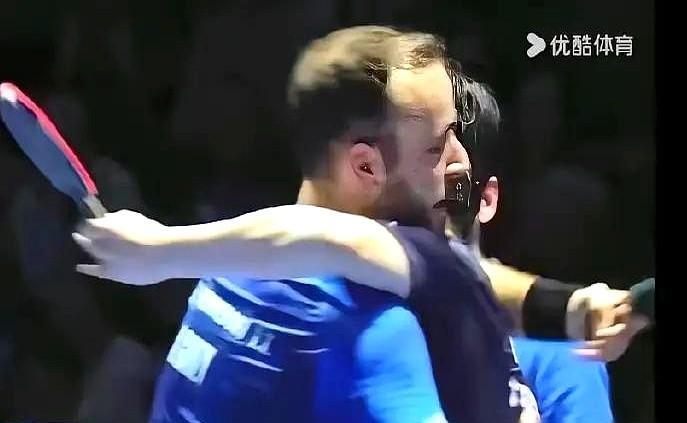 我跟你说，看樊振东的球，有时候看的不是技术，是命，就刚才那场，对手叫西蒙，上来就