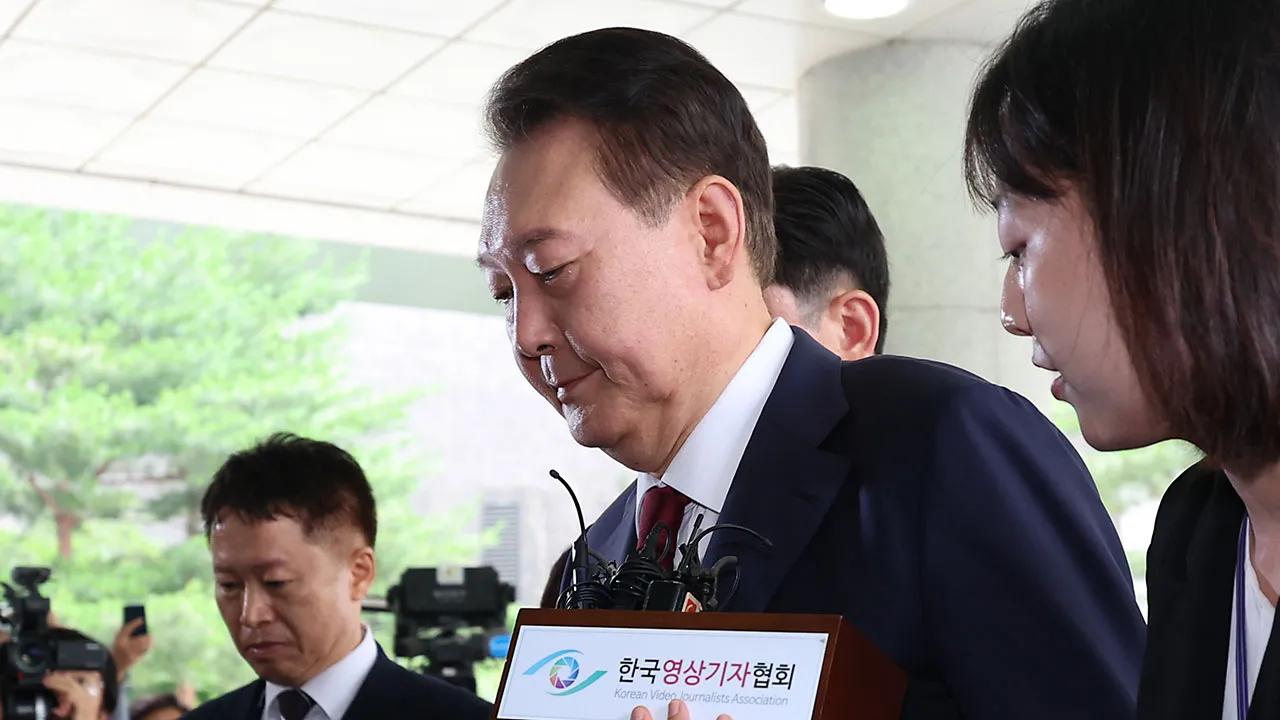 带了4个律师的尹锡悦上午在特检待了一个小时就强烈不适应，摆谱表示不换人他就不进