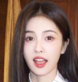 2026年3月29日《奔跑吧》海口直播中，白鹿提及与范丞丞私下分享手势舞的趣事，