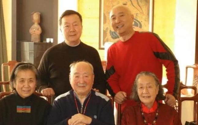 1973年，“黄世仁”陈强提着两瓶好酒，来到“喜儿”田华家，求田华，“田华啊，你
