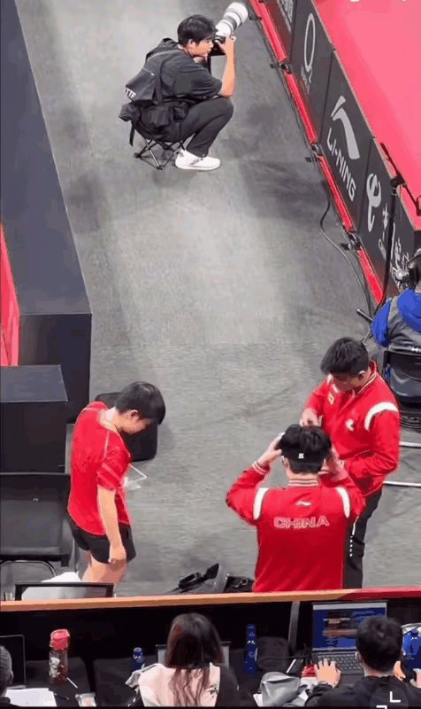 孙颖莎有一个弱点，一旦找不到自己的大毛巾就着急，她又是个小迷糊，经常丢三落