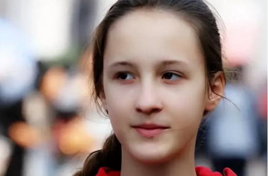 🌞2012年，23岁俄罗斯女子不幸患上脑瘤。她难过地对比她大8岁的中国丈夫