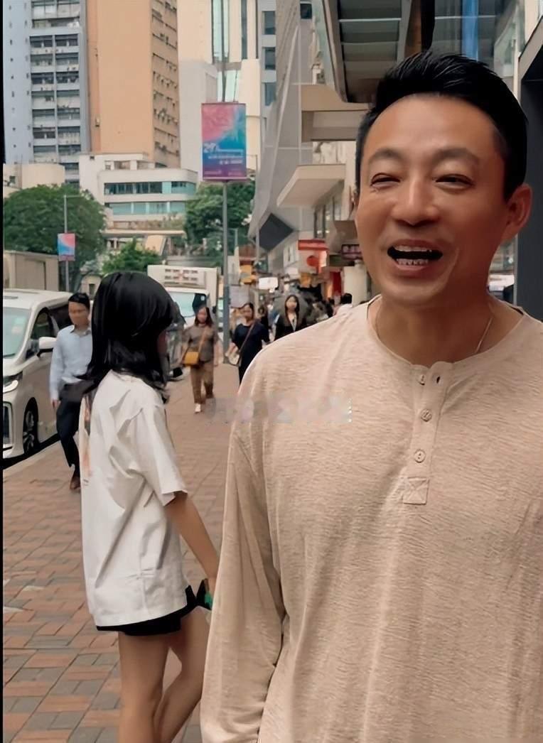 近日，汪小菲发文称：“香港三日游，工作带娃两不耽误”。小玥儿、霖霖姐弟俩放暑
