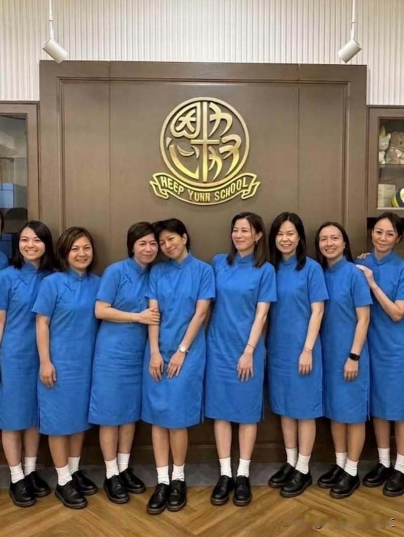 佘诗曼重返母校协恩中学并穿上了校服。协恩中学于1936年创立，是香港圣公会
