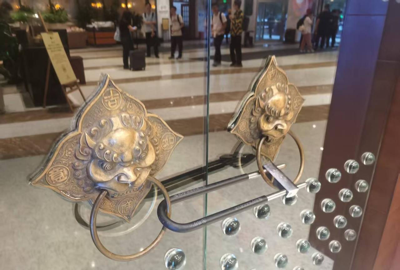 石家庄的大中型餐饮企业掀起关闭包间潮，一关一整层，比如：美丽华大酒店一楼的满堂欢