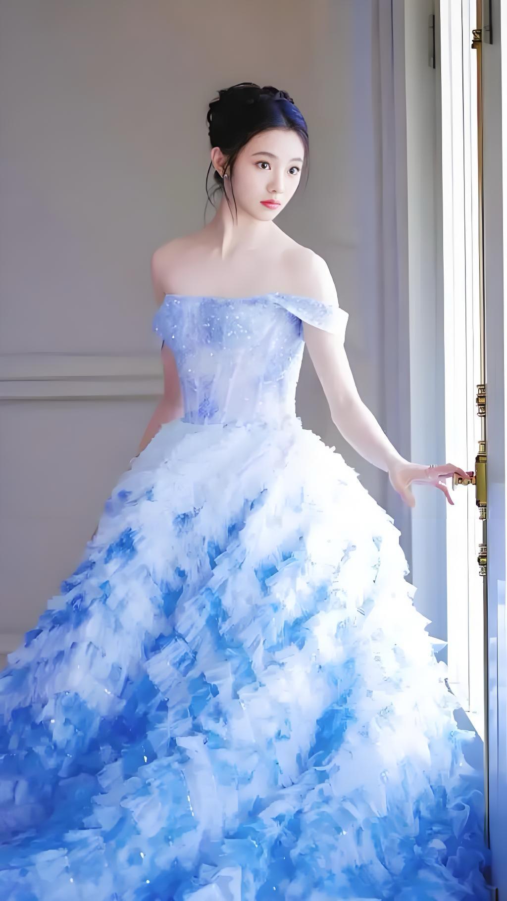 刘浩存蓝色纱裙引发时尚热议，她到底穿出了怎样的仙气与魅力？刘浩存近期在多个场