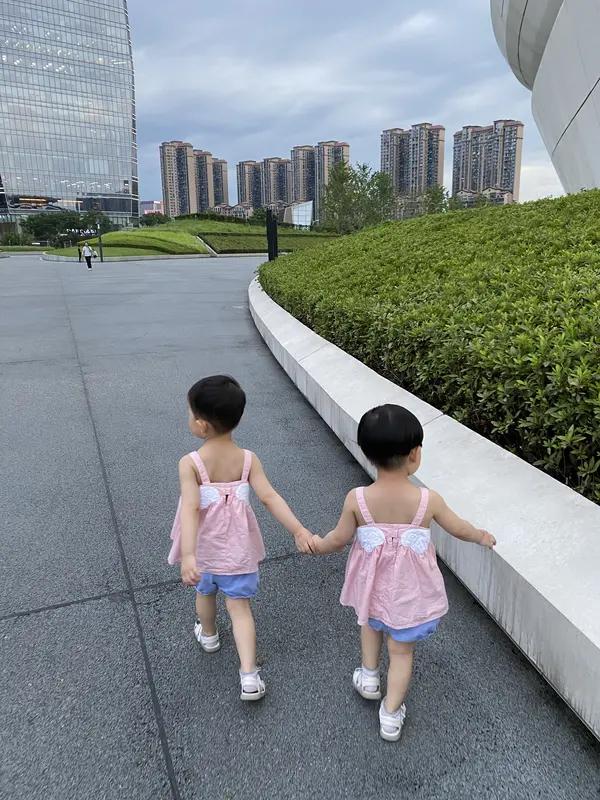 我不生二胎，原因可太多了。经济压力首当其冲，养一个孩子就开销巨大，奶粉、教育、医