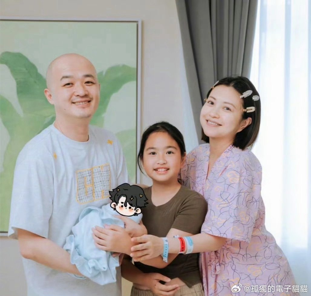 #网友劝包文婧离婚#别劝了，她会觉得劝的人是想取代她她那么爱不会离的，刚生完儿子不久当年婚闹事件网友