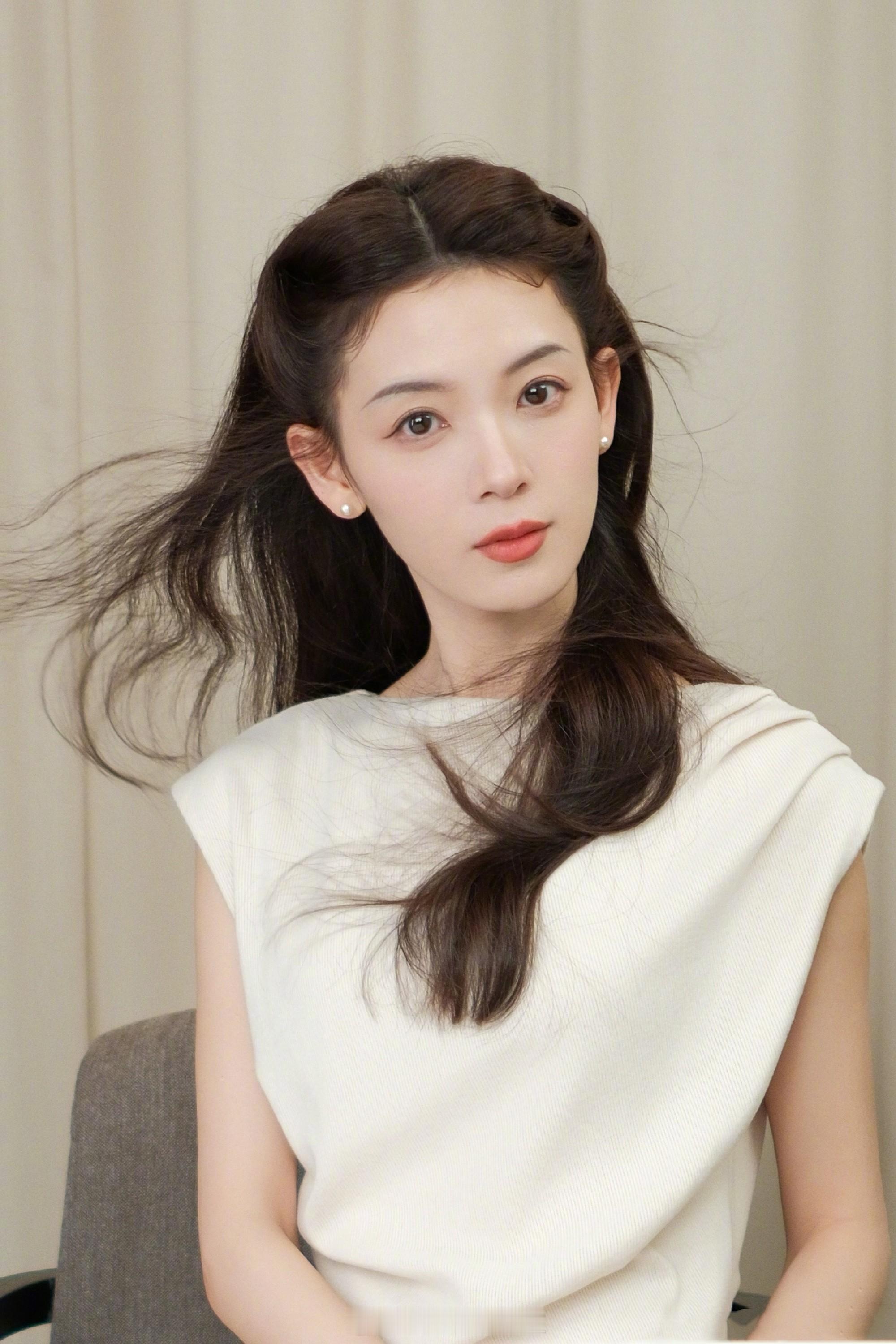 陈瑶漂亮的卷发美美的​​​