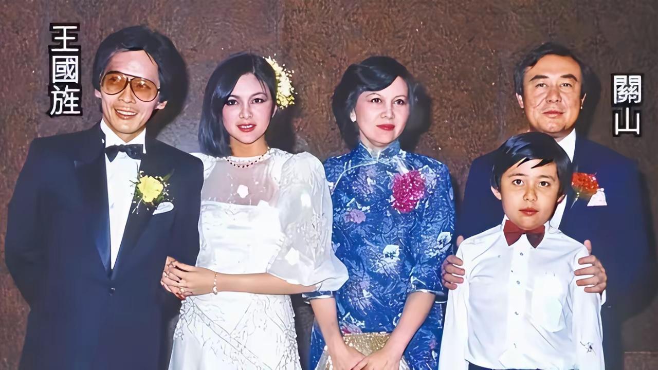 关之琳是大美女，她的妈妈同样是，而且美貌与气质兼备，是一位秀外慧中的雅致美女。