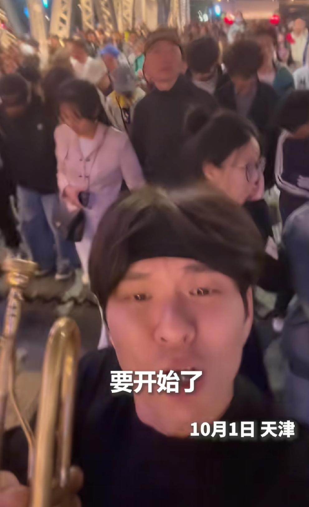 天津火了。还上了人民日报了，天津解放桥，人头攒动，一名93年的年轻小伙，在人潮里