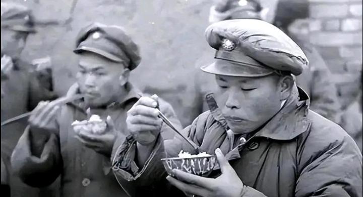 为何很多国军士兵被俘后甘愿调转枪口？看完才知差距所在。打仗本该越打人越少，