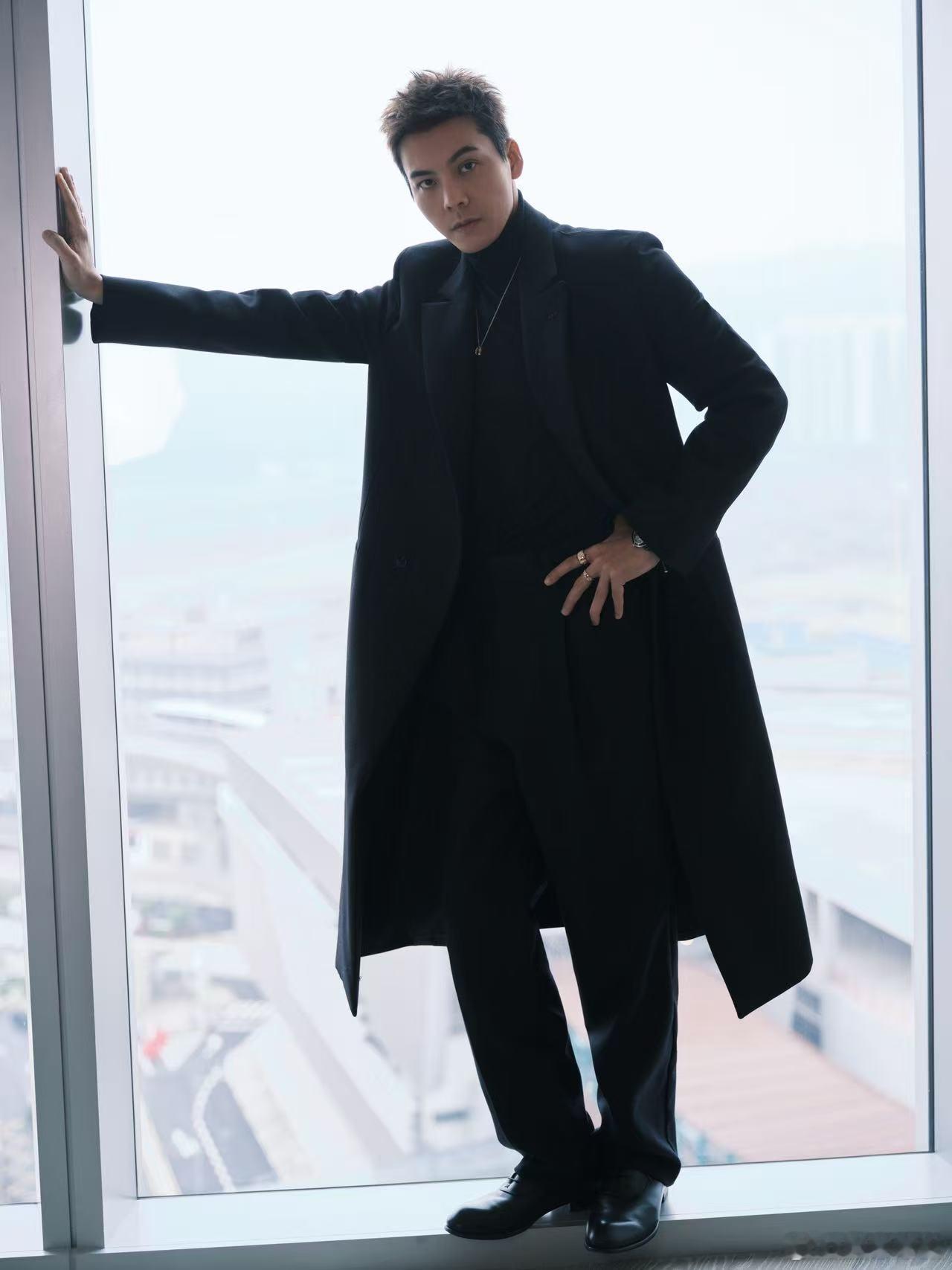 陈伟霆神父谁能想到，陈伟霆的黑色礼服如此符合神父形象，现场粉丝一边赞叹他的气