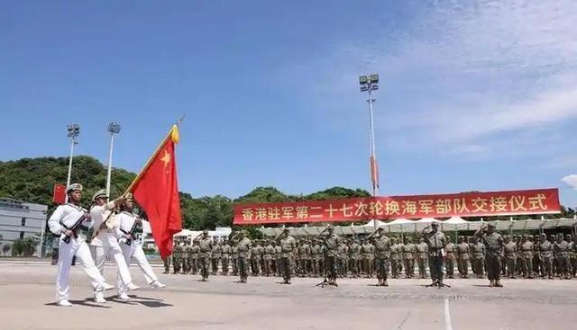 1990年10月3日德国实现统一时，摆在新德国面前的第一道军事难题，不是向原东德