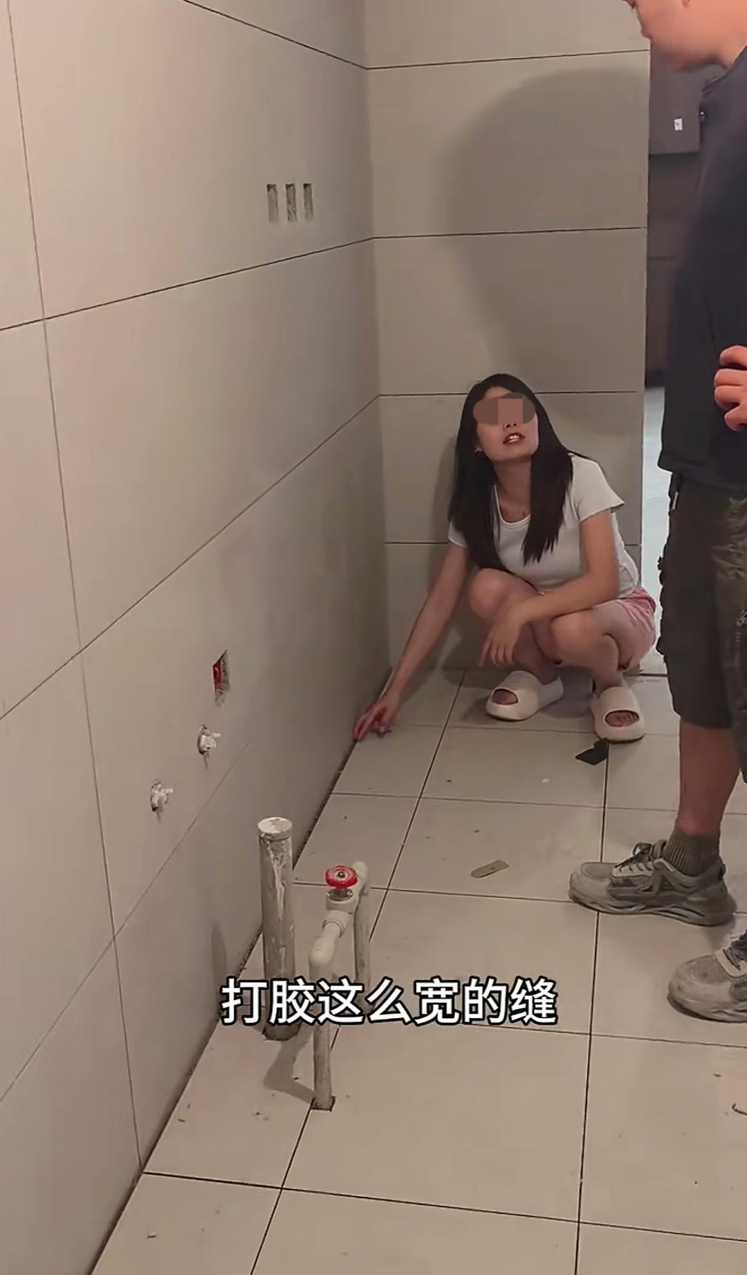 师傅贴砖后墙角现宽缝，遭房东当面质问！地砖铺贴完毕，墙角处赫然出现一道很宽的缝